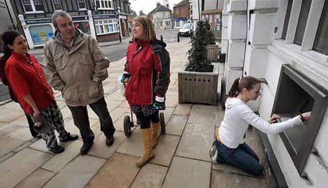 Awkward Photos With ATMs (40 pics)