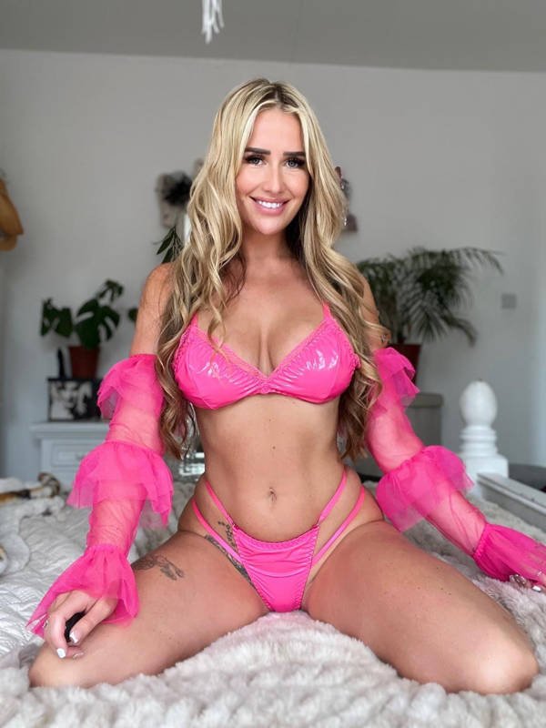 Girls In Lingerie (53 pics)