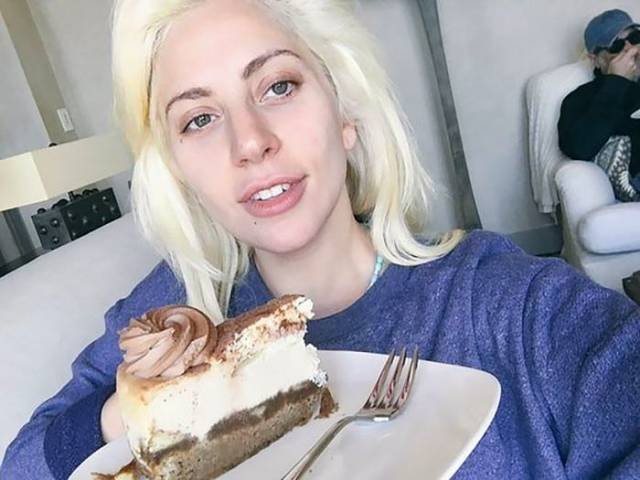 Famous Women Without Makeup (22 pics)
