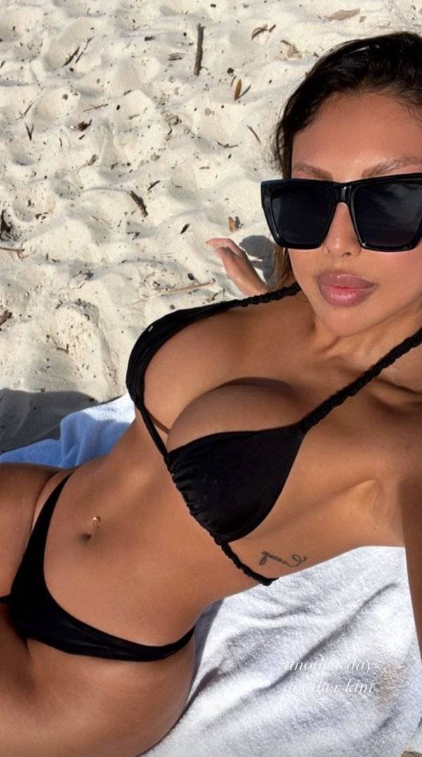 Bikini Girls (47 pics)