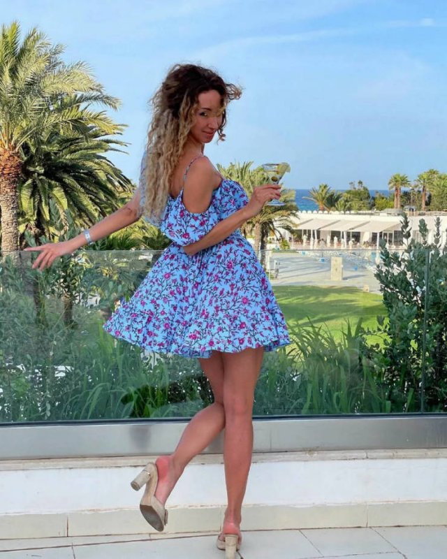 Girls In Sundresses (42 pics)