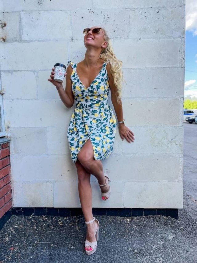 Girls In Sundresses (42 pics)