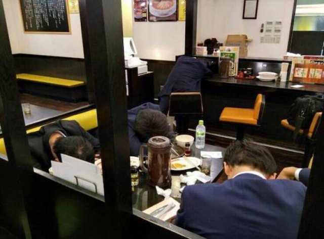 What Is Going On Here? (21 pics)