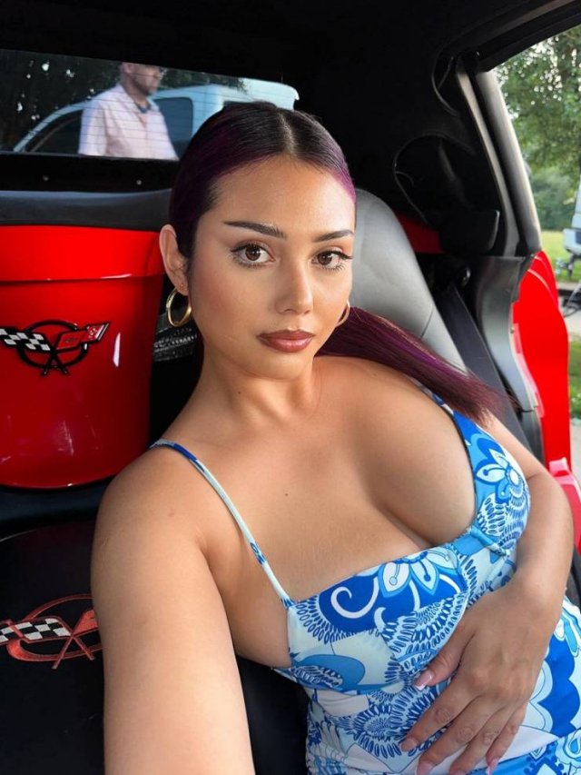 Busty Girls (47 pics)
