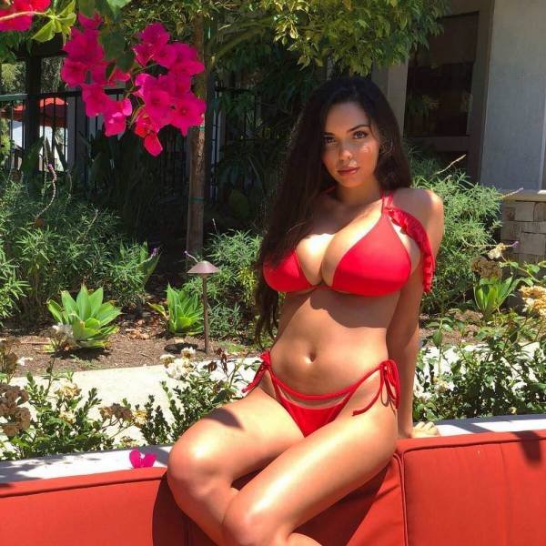 Busty Girls (47 pics)