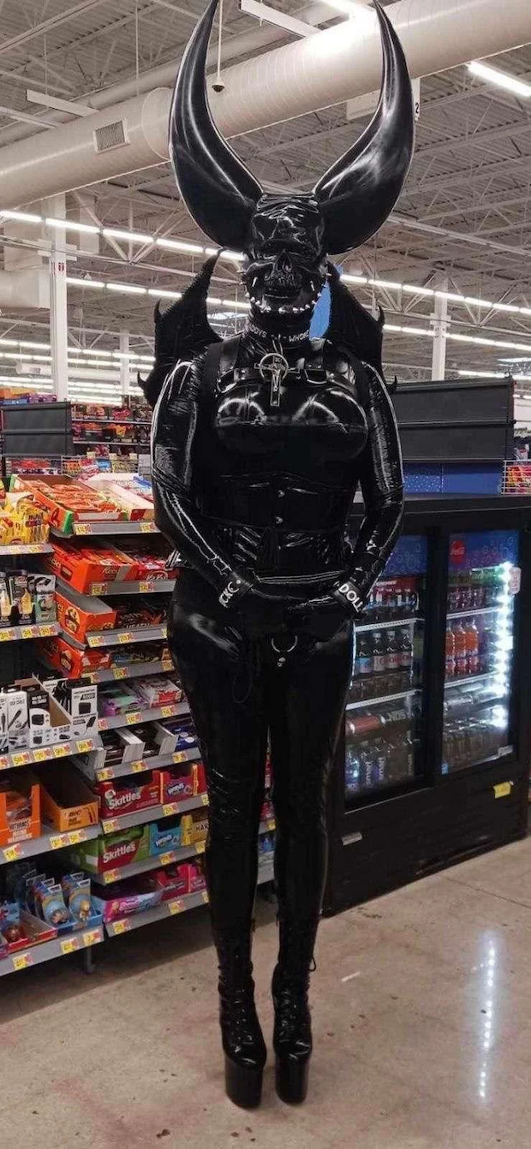 Weird People In Shops (33 pics)