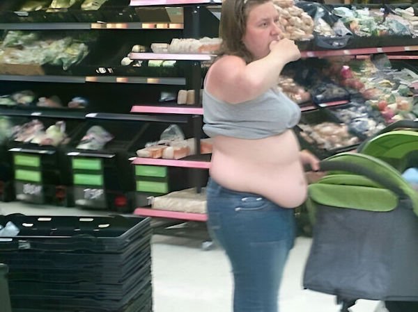 Weird People In Shops (33 pics)