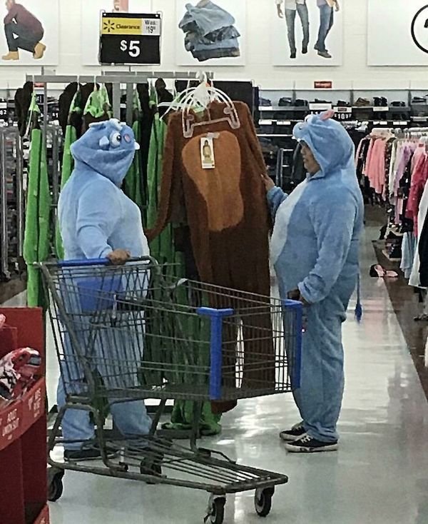 Weird People In Shops (33 pics)