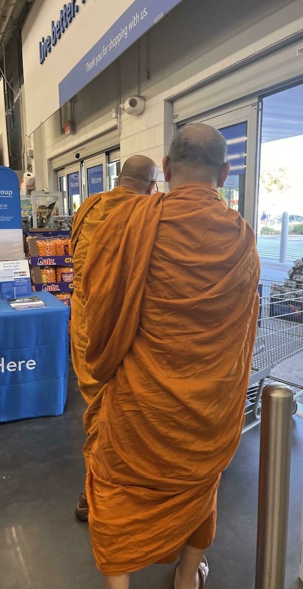 Weird People In Shops (33 pics)