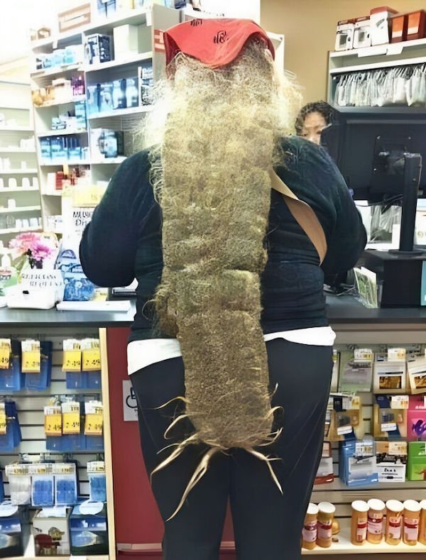 Weird People In Shops (33 pics)