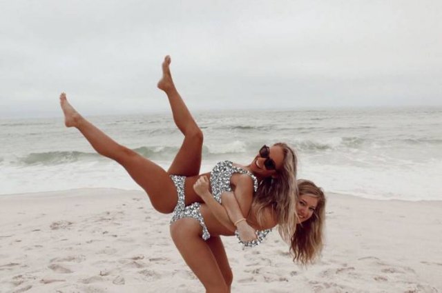 Girls Having Fun (64 pics)