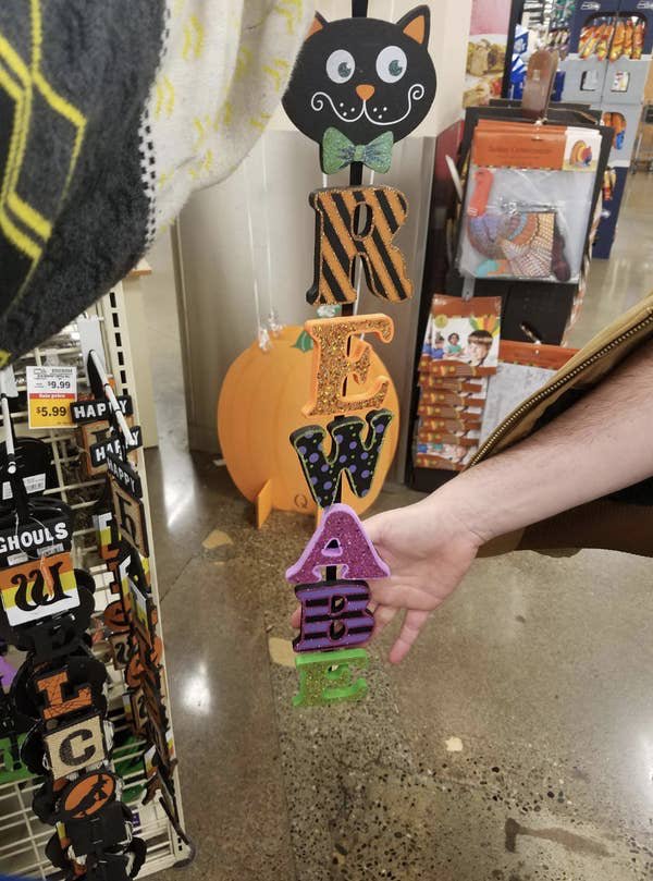 Odd Halloween Decoratios (18 pics) Odd Halloween Decoratios (18 pics)
