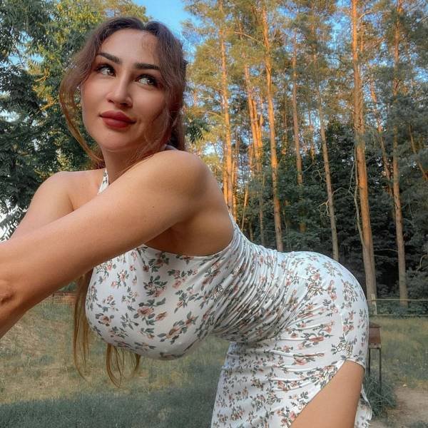 Busty Girls (48 pics)