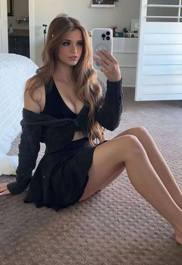 Busty Girls (48 pics)