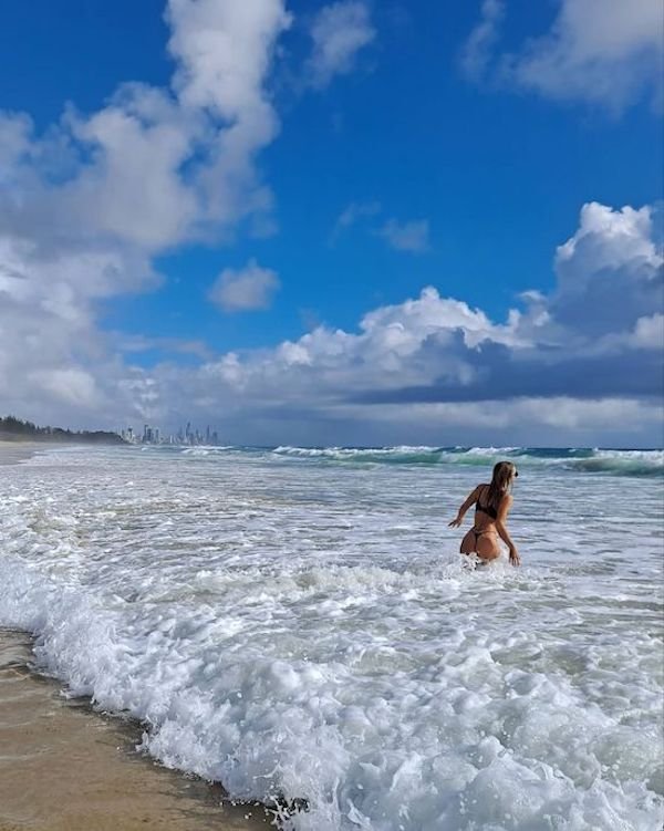 Girls And Nature (27 pics)