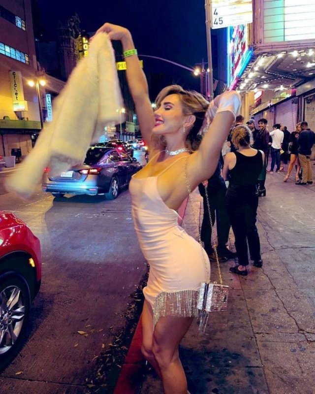 Girls In Tight Dresses (38 pics)