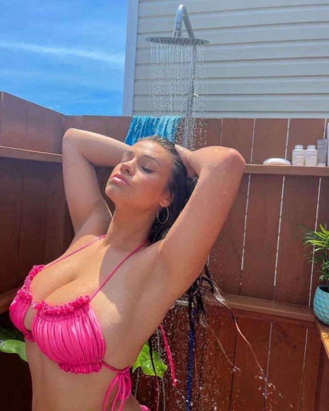 Busty Girls (40 pics)