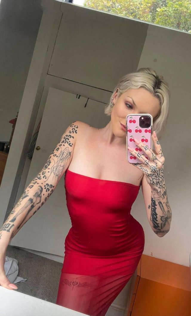 Girls In Tight Dresses (38 pics)