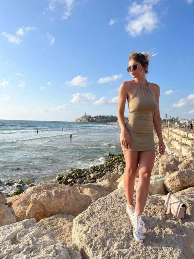Girls In Tight Dresses (38 pics)
