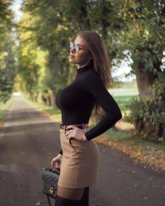 Busty Girls (40 pics)
