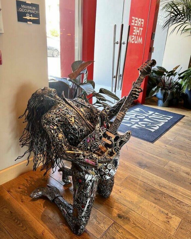 Incredible Sculptures Made From Garbage (21 pics)