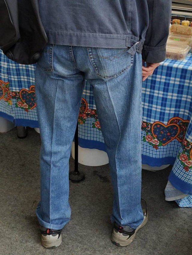 What Is Going On Here? (49 pics)