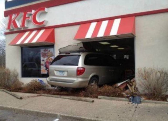 Odd Car Crashes (20 pics)