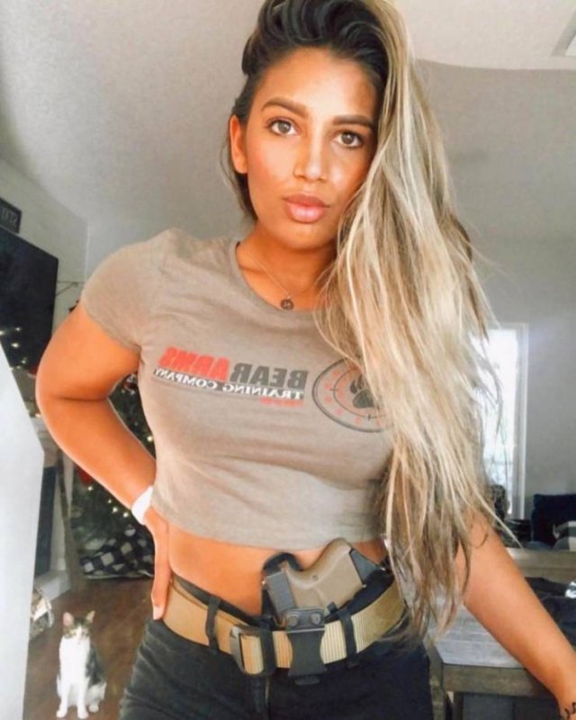 Girls With Guns (54 pics)