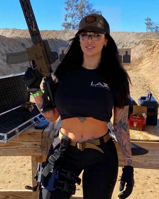 Girls With Guns (54 pics)