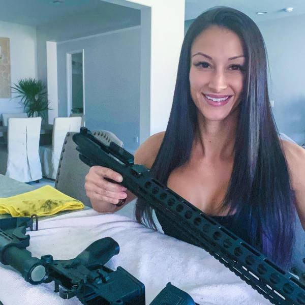 Girls With Guns (54 pics)