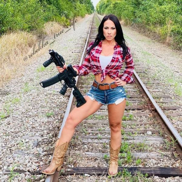 Girls With Guns (54 pics)