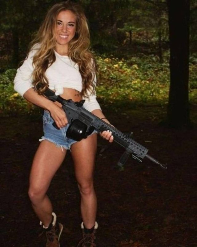 Girls With Guns (54 pics)