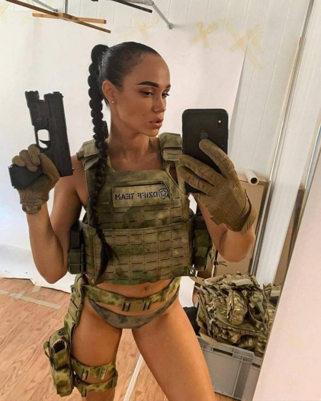 Girls With Guns (54 pics)