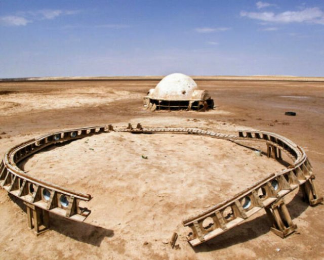 Unusual Finds In The Desert (23 pics)