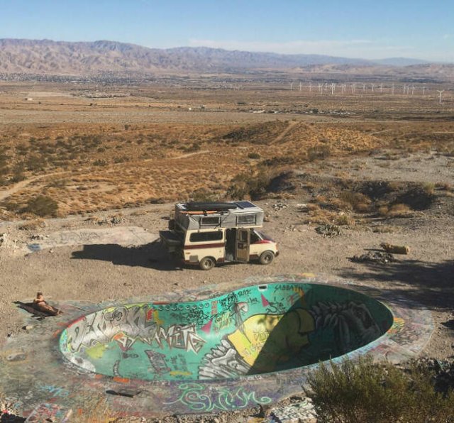 Unusual Finds In The Desert (23 pics)