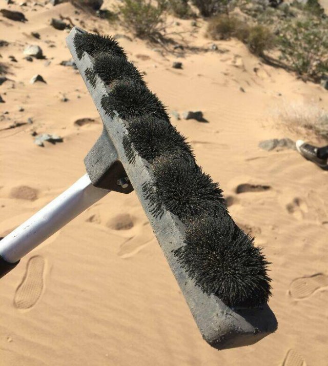 Unusual Finds In The Desert (23 pics)