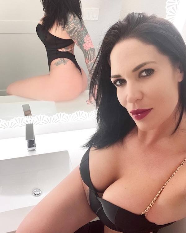 Busty Girls (49 pics)