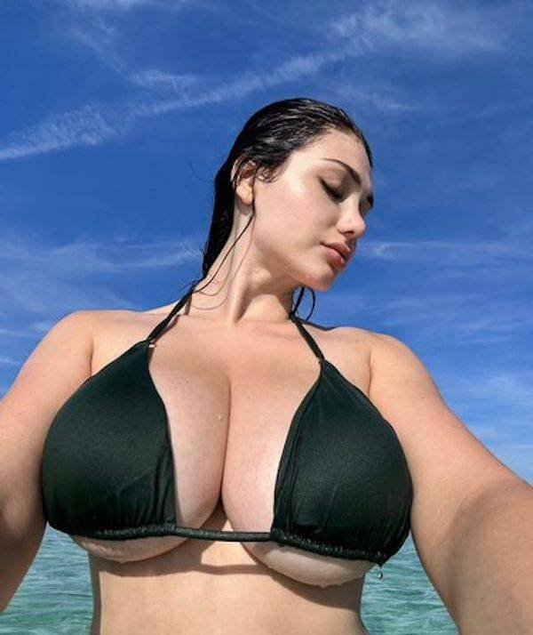 Busty Girls (49 pics)