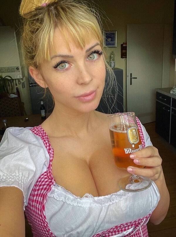 Busty Girls (49 pics)