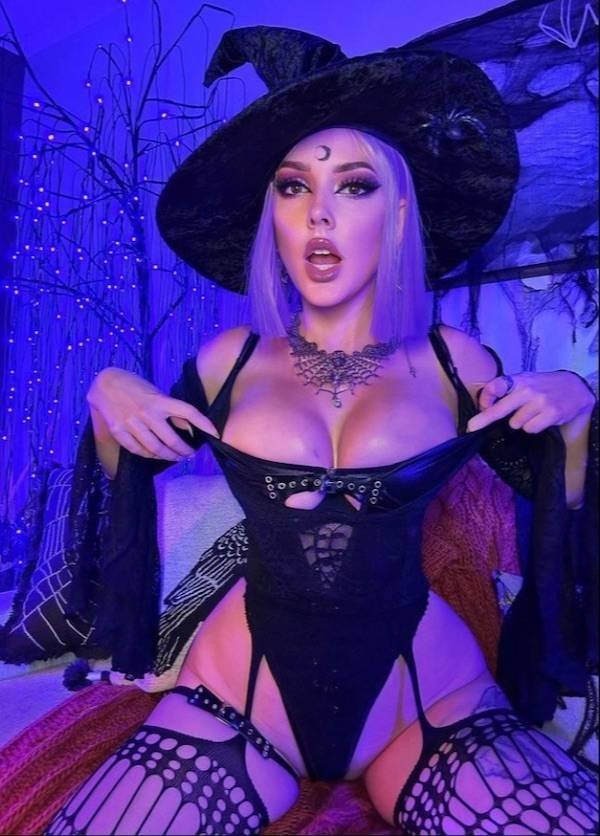 Busty Girls (49 pics)