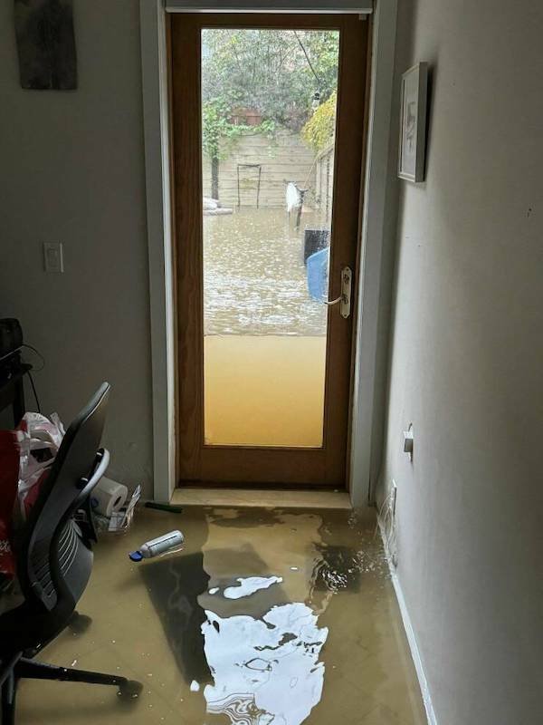 What Is Going On Here? (15 pics)
