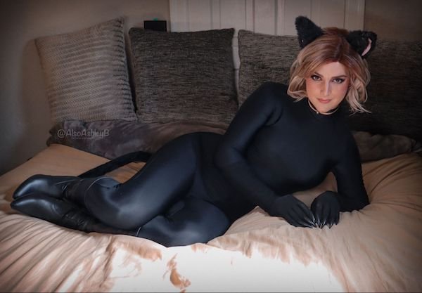 Girls In Halloween Costumes (23 pics)