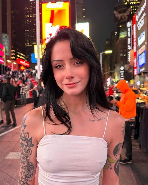 Braless Girls (33 pics)