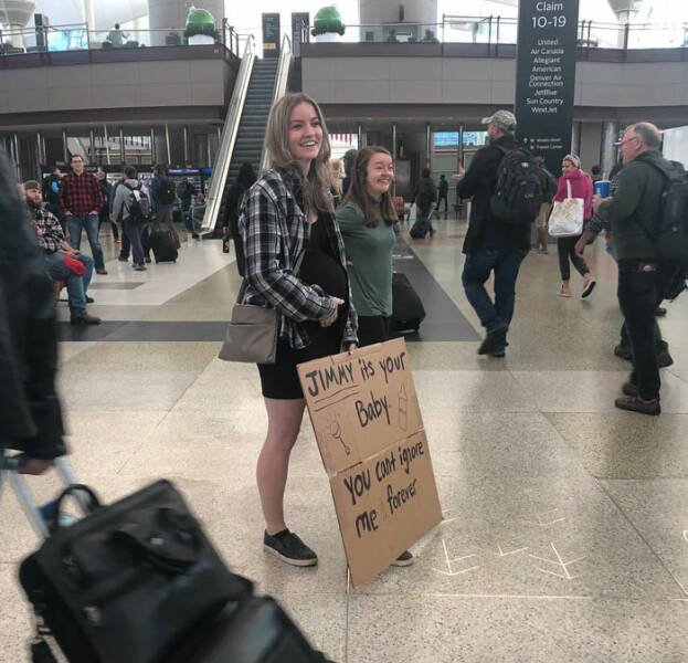 Funny Airport Signs (21 pics)