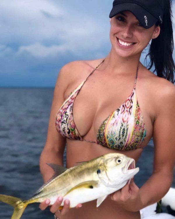 Girls Fishing (53 pics)