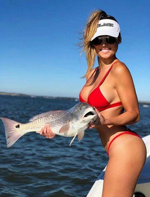 Girls Fishing (53 pics)