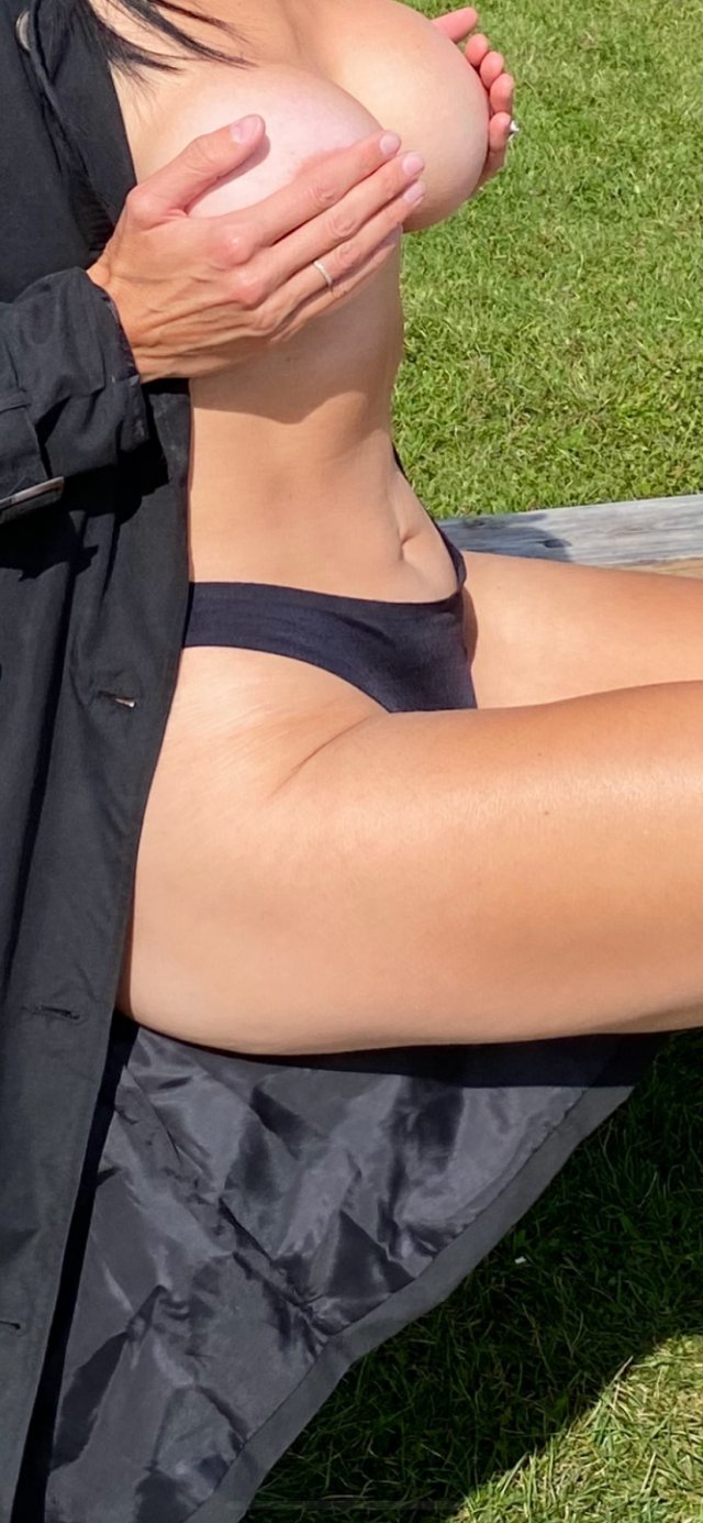 Girls With Handbras (31 pics)
