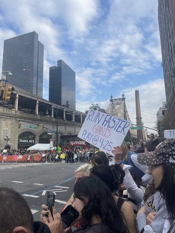 Funny Signs At The New York Marathon (24 pics)