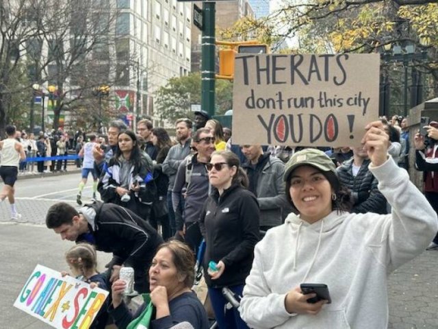 Funny Signs At The New York Marathon (24 pics)