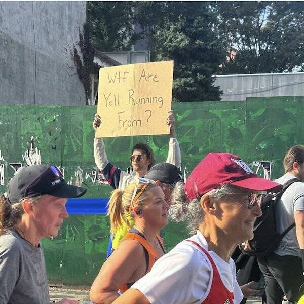 Funny Signs At The New York Marathon (24 pics)